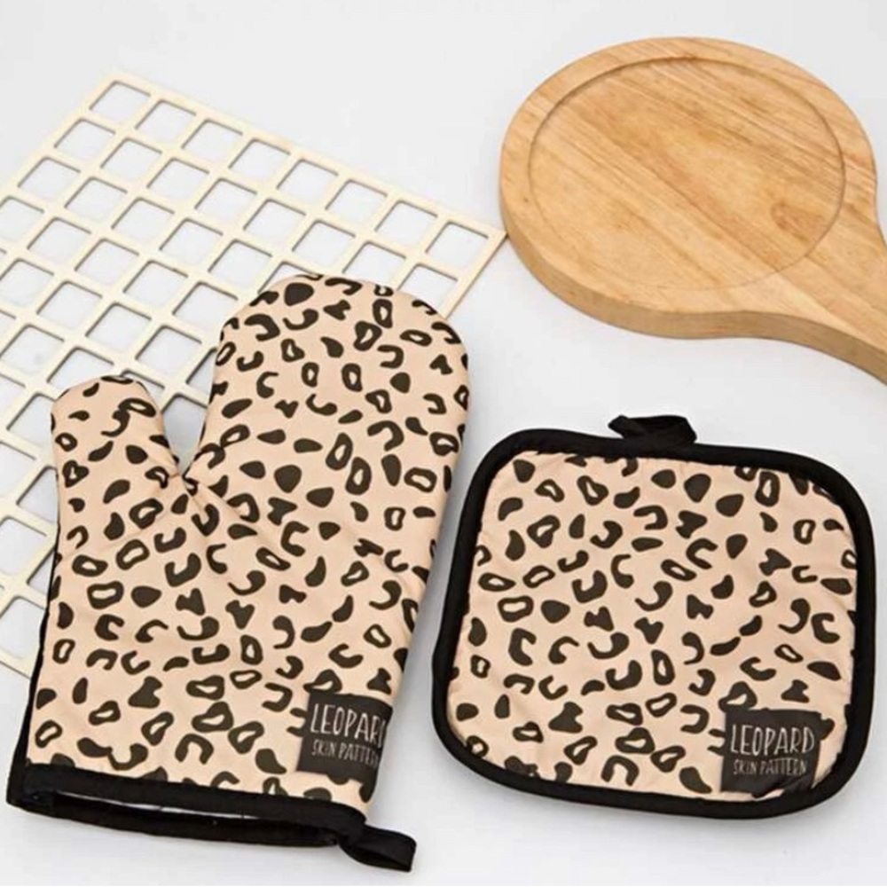 Leopard oven mits